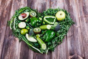 Assortiment de fruits et légumes verts format un coeur